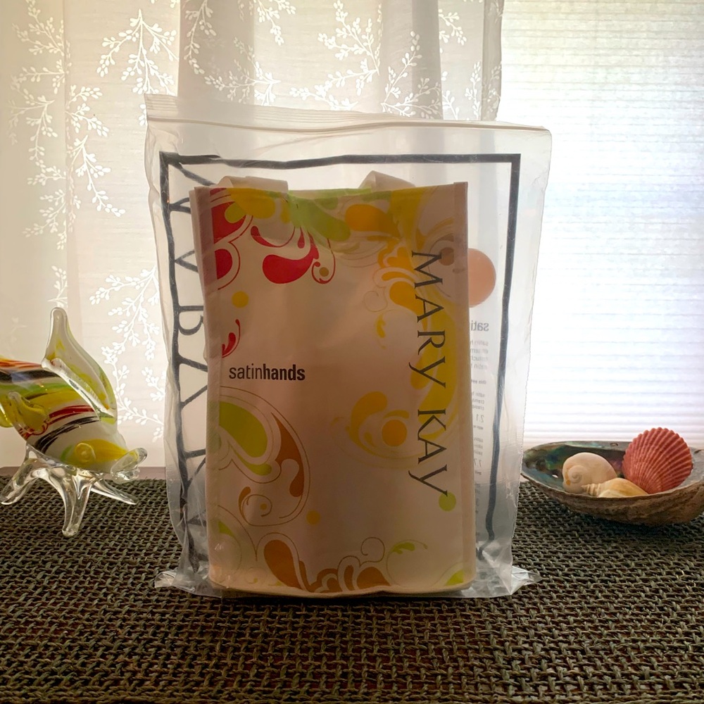 Mary Kay NIP Peach Satin Hands Pampered Set